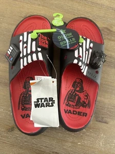 Nuovo sandalo CROCS STAR WARS DARTH VADER CLASSIC Voyager rosso EVA slide M5 W7 Glow - Foto 1 di 9