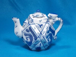 VINTAGE CHINESE BLUE & WHITE HEXAGON DRAGON HANDLE TEAPOT, ORNAMENTAL - Bild 1 von 5