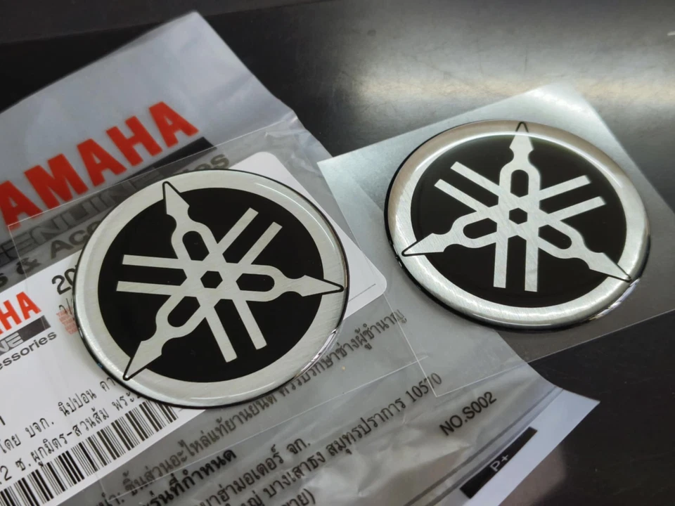 2Pc. FOR YAMAHA 50 MM TUNING FORK LOGO SILVER BLACK DECAL EMBLEM STICKER TANK - Imagem 1 de 4