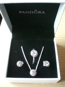LOTTO PARURE PANDORA PUNTO LUCE: COLLANA Mis 45 cm., ANELLO Mis. 56 E ORECCHINI. - Foto 1 di 8