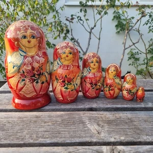 Set 6 bambole matrioska nidificanti russe dipinte firmate legno vintage - Foto 1 di 24