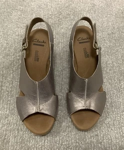 Sandalia de cuña de corcho con honda de cuero dorado CLARKS para mujer talla 6,5 - Imagen 1 de 8