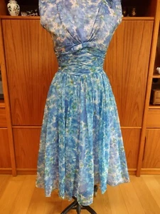 Petite robe midi cocktail bleue à fleurs fait main vintage années 60 1950. Bardot - Photo 1 sur 20