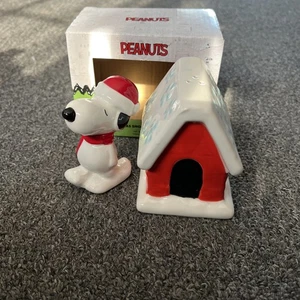 PEANUTS CHRISTMAS SNOOPY & DOG HOUSE SALT AND PEPPER SHAKER SET NEW - Picture 1 of 3