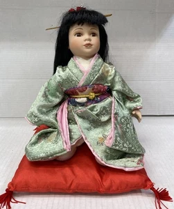 Vintage 11 Zoll japanische Keisha Porzellanpuppe kniend auf rotem Kissen schwarze Haare - Bild 1 von 13