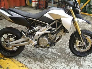 Aprilia DORSODURO 1200 2011 2016 KOMPLETTES SET MIT 12 CRASH PILZEN SCHIEBERN NEU S1B - Bild 1 von 1