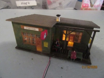 HO - Faller 91 Estación Punto de Interrupción Iluminado LED con Personas Añadidas 5" x 4" x 3" Foto 1 de 4