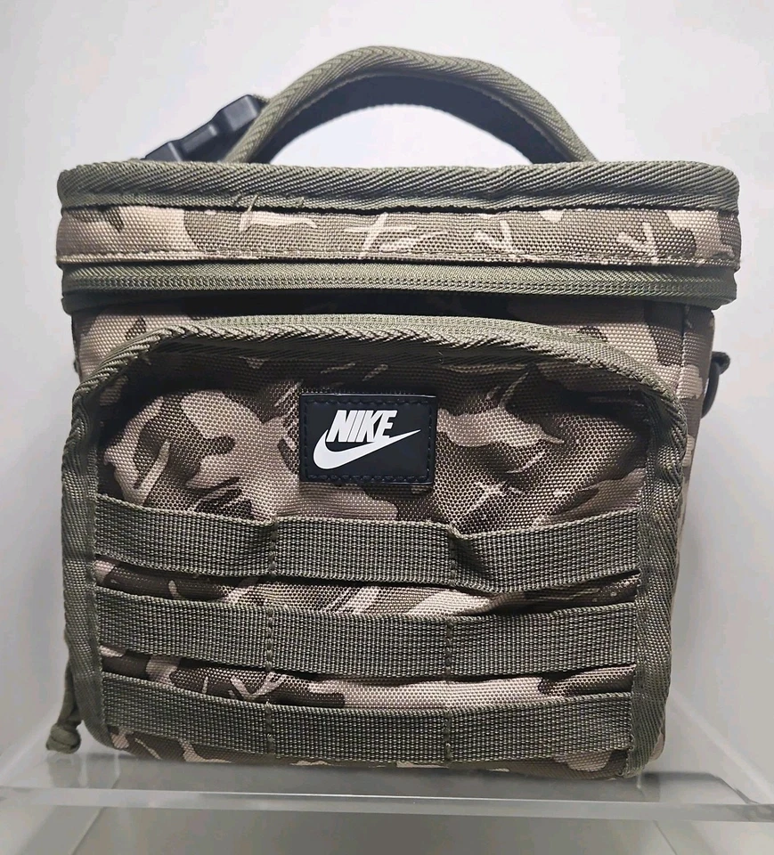 Bolsa de almuerzo Nike Futura Sport aislada PEVA oliva camuflaje táctico 6,75 L usada Foto 1 de 4