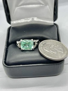 Anillo de plata vintage facetado de espuma de mar verde rectángulo vidrio artístico y circonita cúbica talla 6 1/4 - Imagen 1 de 13