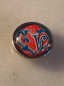 SNAP IN BUTTON CHARM FITS GINGER SNAPS STYLE JEWELRY ALPHABET LETTER V #19 GLASS - Picture 1 of 1