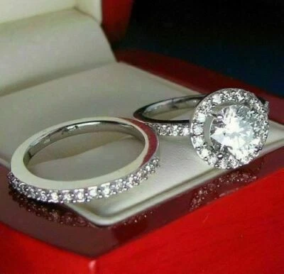 Conjunto de anillo de compromiso nupcial con halo de moissanita de corte redondo de 2 quilates de oro blanco de 14 quilates talla 5 Foto 1 de 4