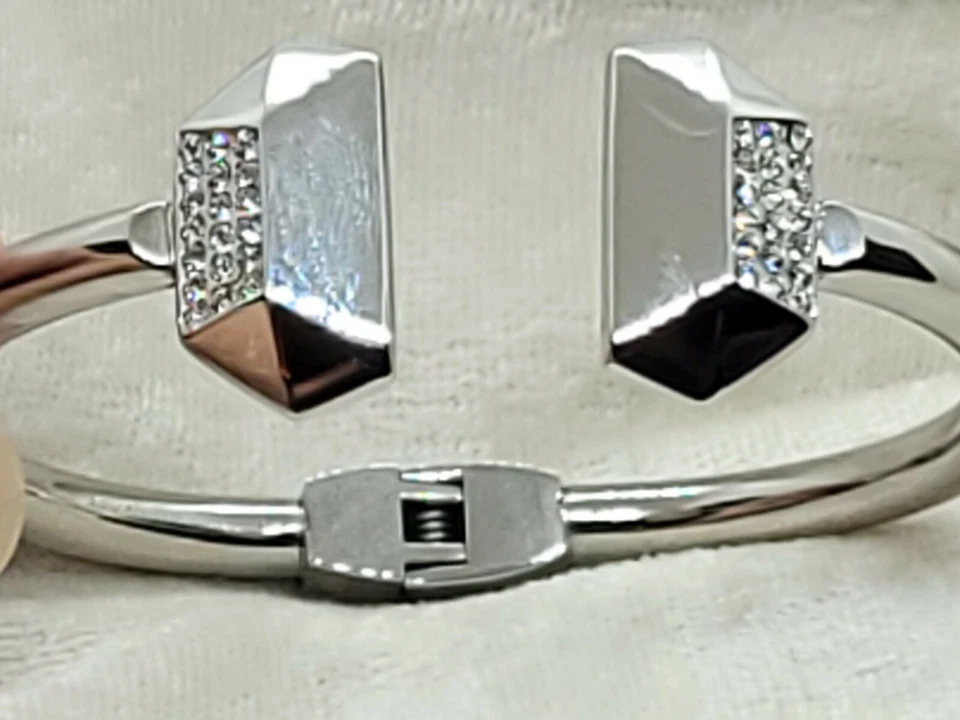 Bracelete de prata e cristal com dobradiça Rebecca Minkoff - Imagem 1 de 4