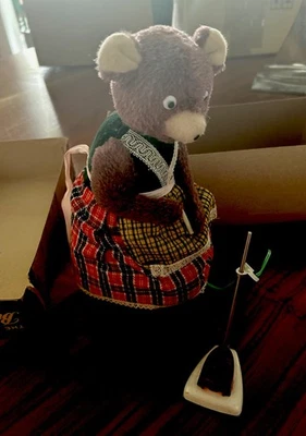 Juguete de hojalata Cragstan ALPS Japón oso animado a batería "The Busy Housekeeper" Foto 1 de 4