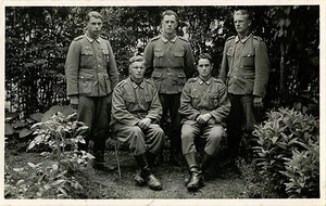 POSTAL FOTO REAL DE LA SEGUNDA GUERRA MUNDIAL, CINCO SOLDADOS ALEMANES Y ORIGINAL aprox. década 1940 - Imagen 1 de 2
