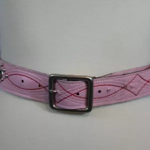 Rosa Kunstledergürtel mit roten Nähten & silbernen Nieten Größe Small Cowboy - Bild 1 von 5