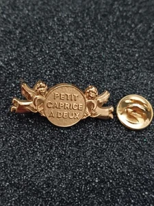 Pin's Pins Pin ENAMEL 42 Arthus Bertrand Métal Doré Fromage "Caprice à Deux" - Imagen 1 de 4