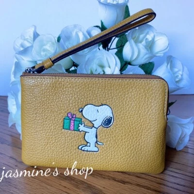 NWT Coach X Peanuts Corner Zip Wristlet With Snoopy Present Motif CF215 - Изображение 1 из 4