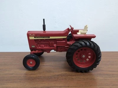 Tractor Ertl Farm Toy International 1026 restaurado 1/16  Foto 1 de 4