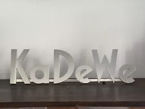 KaDeWe BERLIN Kaufhaus des Westens Aufsteller Deko Schild Werbung Metall - Bild 1 von 15