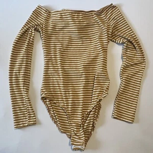 Body Suit by Fashion Nova Medium mustard yellow /white stripes BOW Tie In Back - Imagen 1 de 11
