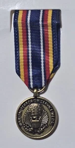 Mini Medalla del Ejército de los Estados Unidos Guerra Global contra el Terrorismo Servicio USGI NOS MILITAR VETERANO NUEVO - Imagen 1 de 3