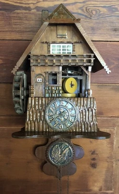 Bastlerobjekt: Ältere Wanduhr im Stile einer Kuckucksuhr mit beweglichem Mühlrad - Bild 1 von 4