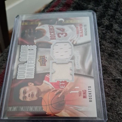 Cubierta superior 2009-10 - materiales de juego dobles Hakeem Olajuwon, Yao Ming Foto 1 de 2