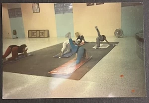 FOTO DE COLECCIÓN ENCONTRADA Mujeres en el gimnasio haciendo posturas de yoga - Imagen 1 de 4