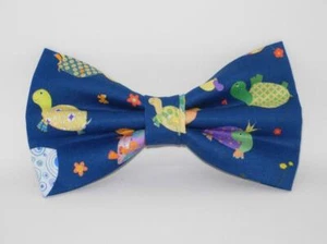 Turtle Bow tie / Playful Turtles on Navy Blue / Fun Bow tie / Pre-tied Bow - Picture 1 of 1