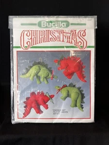 JUEGO DINOSAURIO BUCILLA Fieltro Verde y Rojo Navidad Adorno Kit 82547 De Colección Nuevo - Imagen 1 de 6