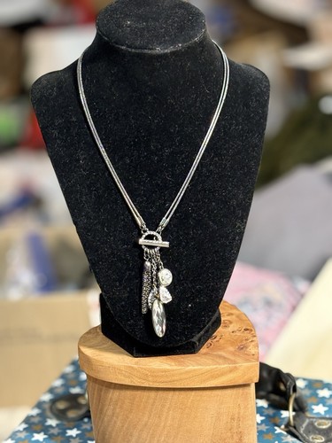 VETEMENTS Collana elegante in metallo di fucile con ciondoli