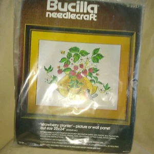Neu im Paket Bucilla Needle Craft "Erdbeer-Übertopf" Bild oder Wandplatte - Bild 1 von 3
