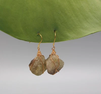 Raue oliv grüne Prehnit Rohstein Ohrringe 925 Silber vergoldet - Bild 1 von 4