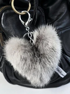Nerz Anhänger Herz Pelz f.Schlüssel Tasche Schwarz Cross Mink Mode Grau Schwarz - Picture 1 of 3