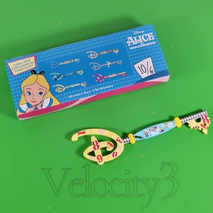 DISNEY Alicia en el País de las Maravillas 2022 Llave Misteriosa: CONEJO BLANCO Llave Coleccionable con Caja - Imagen 1 de 6
