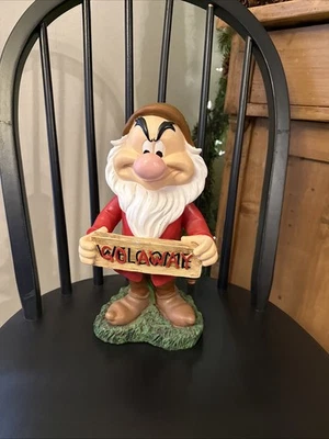 Estatua de jardín de bienvenida gruñón de Disney Go Away 12" Greeter Dwarf divertida usada en excelente estado Foto 1 de 4