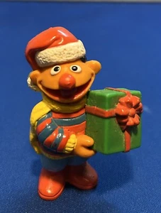 Sesame Street Vintage Holiday Earnie Holding A Package Applause Figurine - Picture 1 of 6
