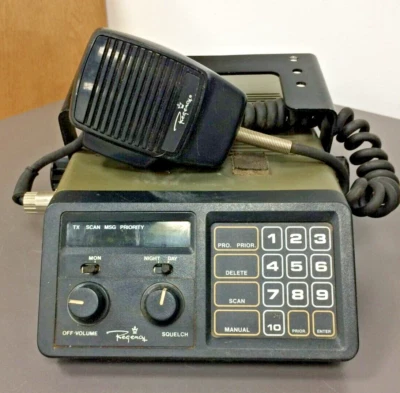 VINTAGE REGENCY RH256B, H256B, UNTESTED, VHF, 16 CH, MOUNT and MIC - Image 1 of 4