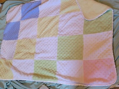 Cobertor de bebê Just Born patchwork azul pastel amarelo rosa branco Sherpa - Imagem 1 de 4