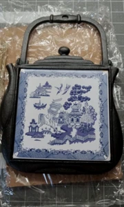 Vintage Blue Willow große Fliesenuntersetzer Metall Chinoiserie Speisekammer Pagode 1997 - Bild 1 von 11