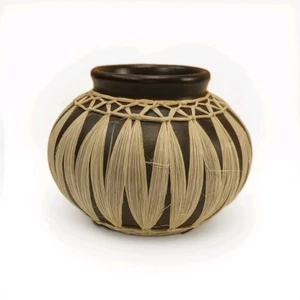 Vintage Gmundner Keramik schwarze Keramik Vase kleiner Übertopf in Raffgras gewickelt - Bild 1 von 5