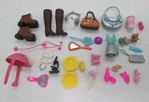 Lote de 30 Accesorios Barbie Vintage Cámara Licuadora Espejo Alimentos Artículos de Aseo Zapatos - Imagen 1 de 4