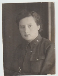 Foto Mujer en uniforme militar Segunda Guerra Mundial Órdenes tropas médicas 1944 de colección - Imagen 1 de 2