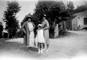 Famille petite fille faisant grimace  - Ancien négatif photo an. 1930 - Picture 1 of 1