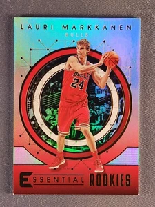2017-18 Panini Essentials Rookies #ER-21 Lauri Markkanen RC SP Bulls - Foto 1 di 2