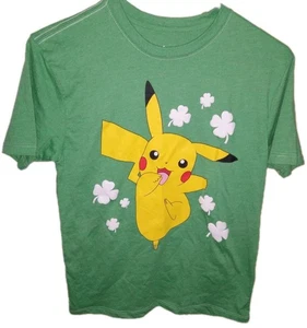 Pokémon Nintendo Game Freak Pikachu St. Patricks Day Jungen Large 2024 T-Shirt - Bild 1 von 3