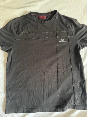 Camiseta negra grande John Richmond para hombre muy bien diseñada  Foto 1 de 4