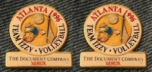 Pin Olímpico de Voleibol ~ Lote de 2 ~ Atlanta 1996 ~ Mascota IZZY ~ Patrocinador ~ XEROX - Imagen 1 de 1