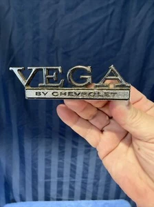 Emblema de metal vintage plateado Vega by Chevrolet 9614435 cromo B5 - Imagen 1 de 9