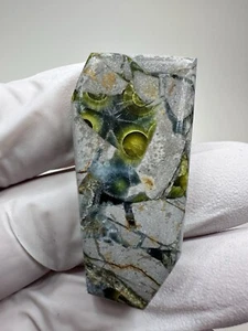 RARO (71,5 ct.) Cabochon ondulato verde lucido di Avant, Arkansas - Foto 1 di 8